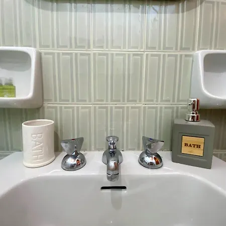 Apartment Runs - Sweet Vintage